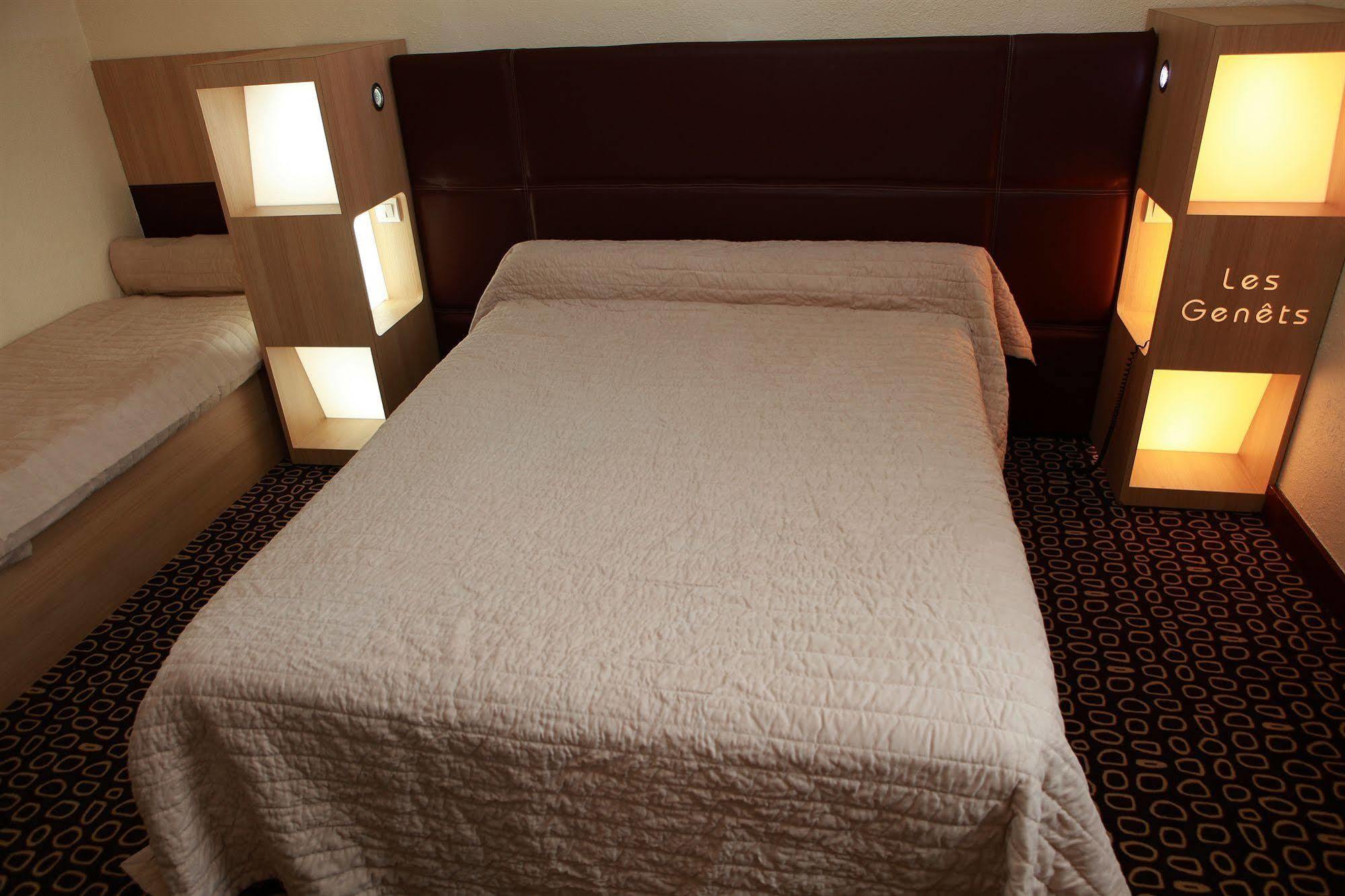 Hotel Les Genets באיון מראה חיצוני תמונה