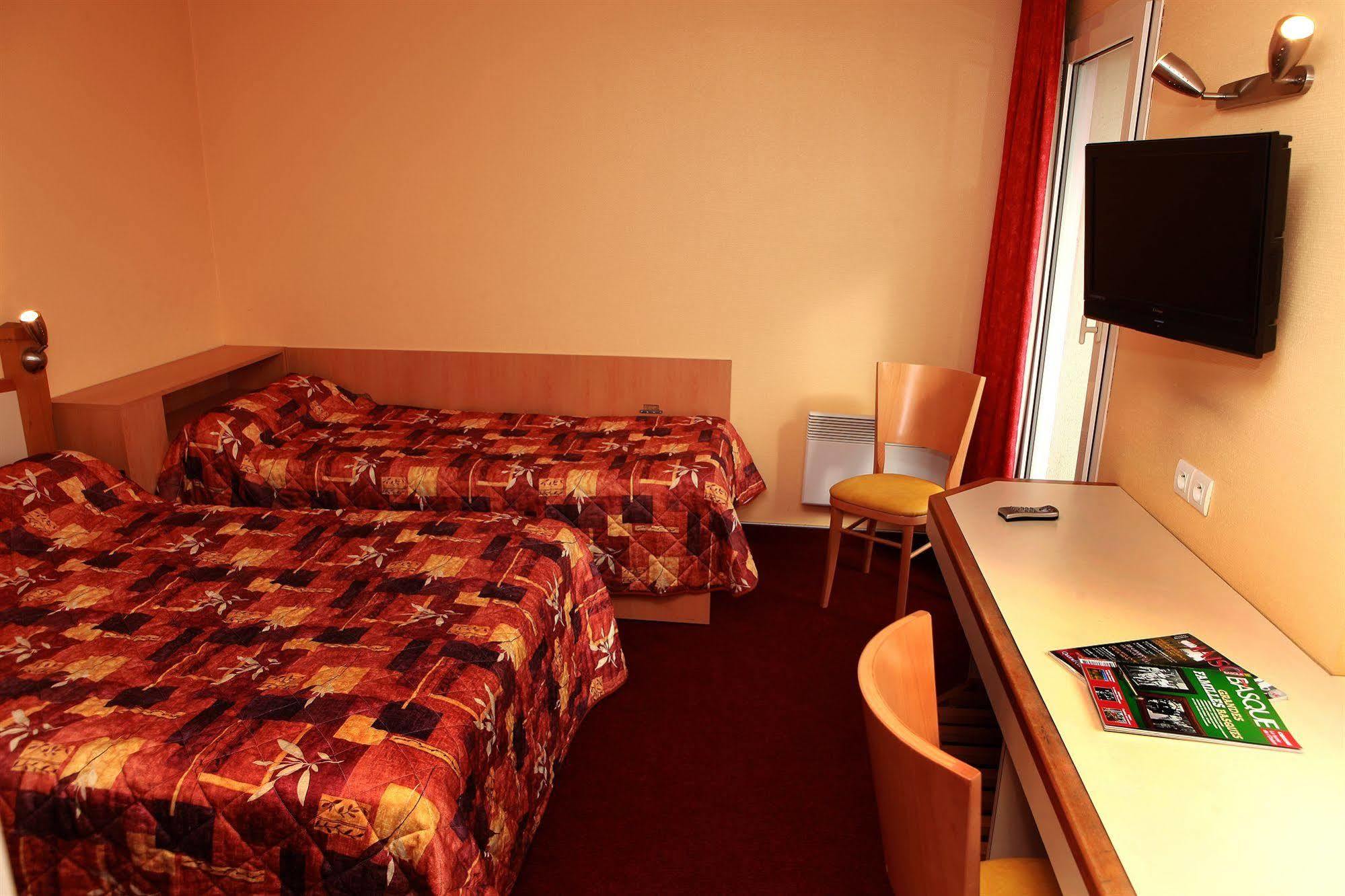 Hotel Les Genets באיון מראה חיצוני תמונה